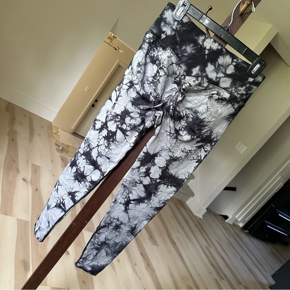 Tie Dye Scrunch Butt Leggings Large - Picture 2 of 4